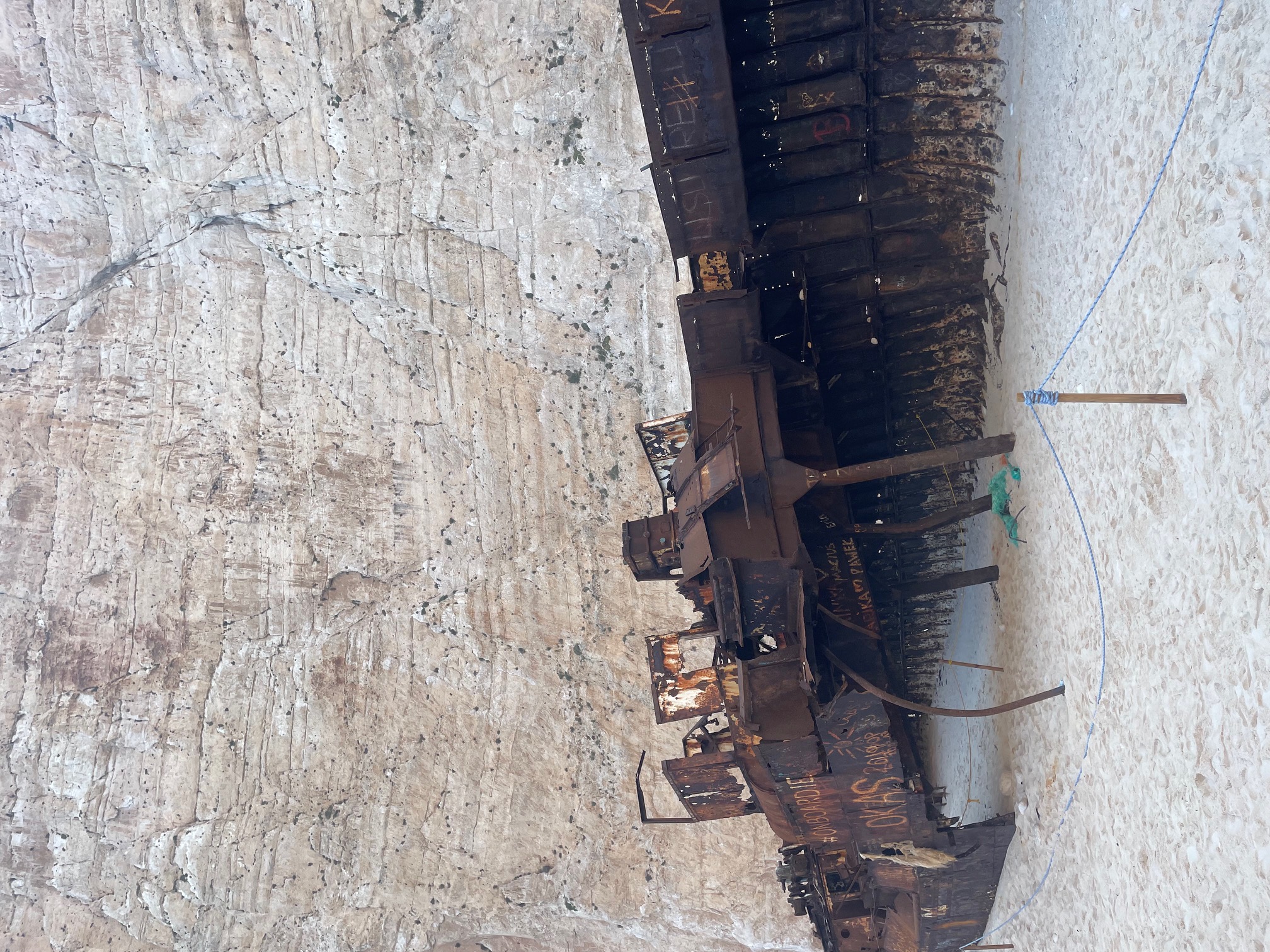 Schiffswrack am Navagio Beach Zakynthos – Nahaufnahme des rostigen Wracks auf weißem Sand